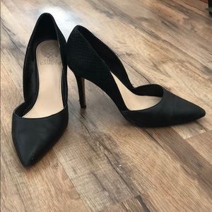 Black pumps